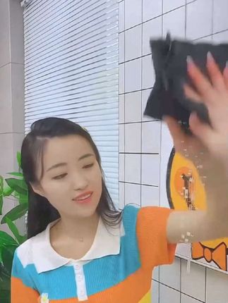 这个魔力抹布收到的人都说好用,虽然丑不拉几的,但是擦玻璃镜面的东西简直易绝!简单的用清水浸湿,然后拧干擦拭,水龙头、灶台玻璃杯擦干了,一点水印也没有#好物分享#魔力抹布
