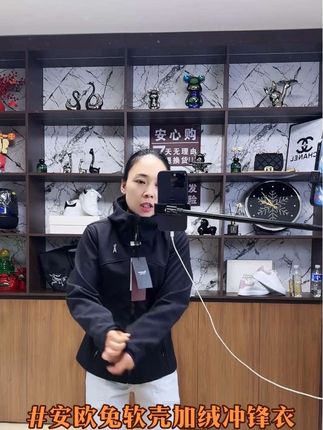 安欧兔软壳冲锋衣。加绒版。收腰显瘦。时尚有魅力。#我要上热们 #强烈推荐 #户外穿搭 #冲锋衣