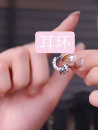 把星辰大海戴在耳朵上,星引之环,一对可以自己 DIY 的纯银耳饰。用工具轻轻打磨,再给它抛光,让耳饰的质感更加细腻。接下来就是最有趣的环节,把一颗颗小钻镶嵌上去,每一颗小钻都代表着一份心意。最后再搭配上自己喜欢的流苏,属于你的独一无二的耳饰就完成啦!#潮流饰品 #饰品分享 #精品耳饰 #耳饰 #饰品搭配