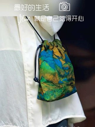 银机滑入瞬间,青叶纹漫出古绢呼吸——日常竟也裹着墨香。#手机包 #随身包 #小包包