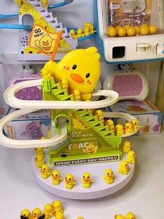 加油鸭,加油鸭,向前冲鸭!好欢快的小鸭子呀!元气满满的一天,加油鸭!#早教益智玩具 #儿童玩具 #哄娃神器 #加油鸭自动爬楼梯