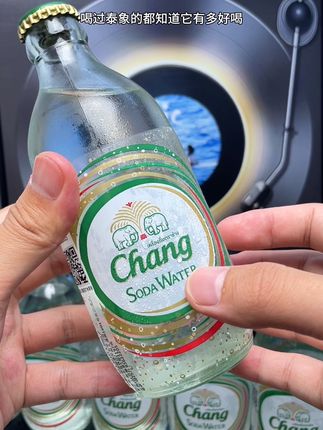 怕胖又戒不掉气泡感?这瓶水简直是来拯救你的!它真的好喝到离谱 你看看现在到手24瓶才多少泰国原装进口苏打水 喝过泰象的都知道它有多好喝!气泡超长待机,一口唤醒舌尖源自地下300米纯净水源!可直饮、可调饮,解锁超多种喝法!火锅、烧烤,调配搭果汁、日常补水都很合适趁划算!把泰国气泡“度假感”带回家!#泰象苏打水 #苏打水#我超好喝 #好喝不贵 #超便宜超划算