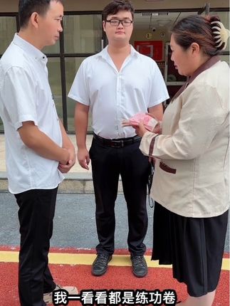 黑心的管理不仅给保洁发假钱当工资,还羞辱保洁,让他给他擦皮鞋 #剧情 #传递正能量 #打工人的心酸