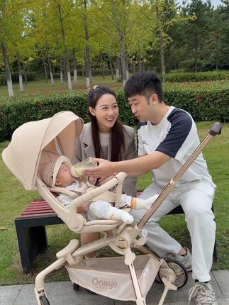 如果女人怀孕之后像花儿变的枯萎 那老公就该像细心照料花儿的园丁#婚后 #夫妻 #秋季遛娃好搭子#丸丫t6二代 #丸丫婴儿推车可坐可躺轻便