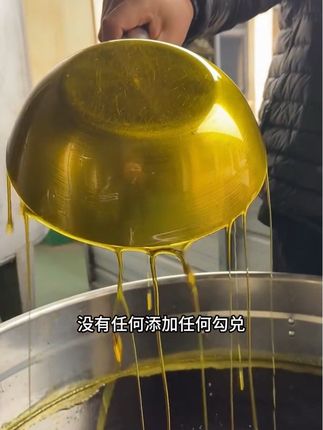 家人朋友们,今年的新菜籽油出来了,喜欢吃纯菜籽油的朋友拍一桶回去尝尝。#菜籽油 #我的乡村生活