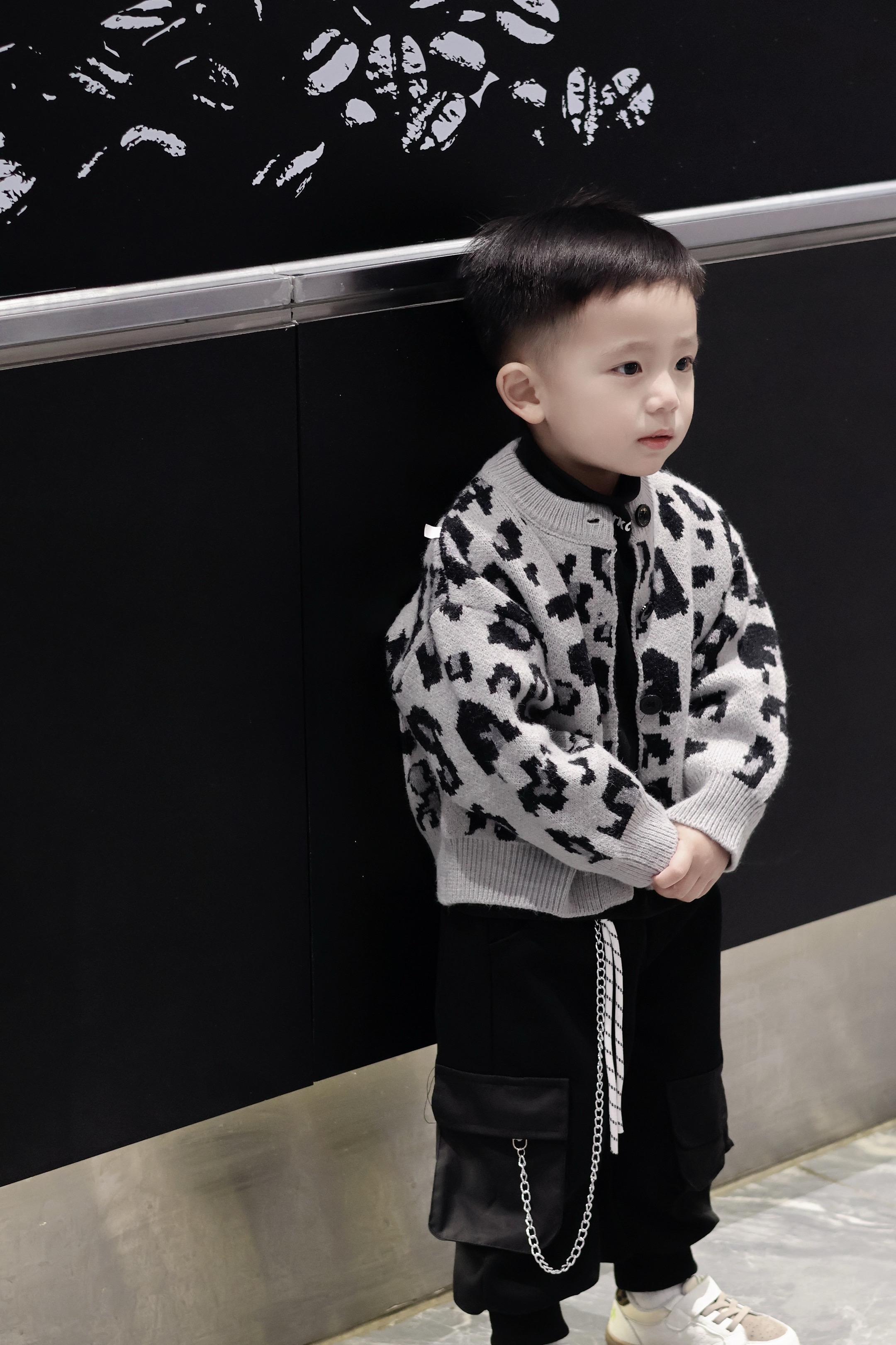 这就是打扮儿子的快乐。#男宝穿搭 #骗你生儿子 #潮酷男孩 #人类幼崽又奶又酷穿搭 #男童穿搭