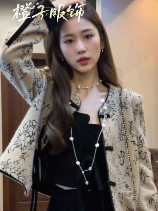 姐妹们,这套真的太显瘦了!它是一个两件套,里面是一个吊带连衣裙,外面是一个短款的外套。这个外套的面料是带有那种肌理感的,而且上面还有这种小花朵的刺绣,就很精致。搭配上这个吊带裙就很显腰身,而且显得整个人都很纤细,喜欢的姐妹可以试一下。#高级感穿搭 #春秋穿搭 #时尚气质穿搭 #优雅气质 #爆款热卖中