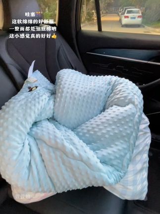 马上开学了,是谁还没有给孩子准备一条亲肤柔软的天冷了,赶紧给孩子准备这个A类双层纱加绒豆豆被,这个面料都是做到母婴a类标准,家里老人孩子用着也放心,反面还给你整张做的豆豆绒的,贴身裸身睡也很舒服,软呼呼的好暖和,趁价格也合适赶紧囤起来!#豆豆绒被子 #A类双层纱 #加绒保暖 #冬天 #家纺床上用品