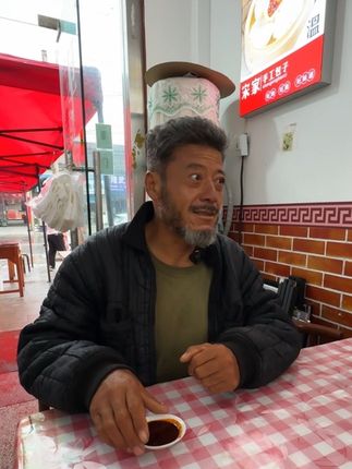 今天带大哥去另外一个派出所,又咨询了一下身份证异地办理的事,还好这边已经受理,现在只需要等待审核,如果大哥户籍所在地通过这边就可以制作身份证,感谢大家的支持#正能量 #正能量传递