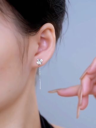 被这个四叶草耳线给狠狠迷住了,气质感爆棚还百搭,艾特你姐妹出来安排 #耳线 #精致女人必备 #礼物#网红饰品