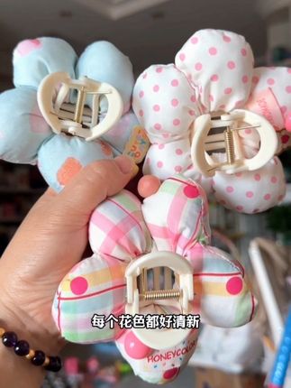 这个花朵抓夹,软软呼呼的夹上好可爱呀#儿童抓夹#儿童发饰#夏日发型#穿搭