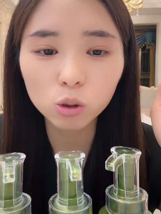 头皮痒,头发干枯打结分叉的,头发毛毛躁躁的,有这情况的就用霞姐洗发水,主打 柔顺止痒,解决头上的一切烦恼#自用好物分享