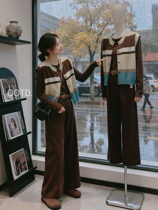天呐!这套“撞色针织马甲+巧克力棕”穿搭直接把复古感焊在身上了🤎  撞色针织马甲太绝了,色彩拼接设计瞬间提亮造型,搭配同色系内搭和巧克力棕阔腿裤,层次感拉满,腰带一收比例超绝,裤型宽松到能装下两个我,走路带风还藏肉~  再挎个黑色链条包,精致感拉满,脚下踩双同色系单鞋,整套配色温暖又高级,日常出街或者咖啡探店穿都超合适,复古系姐妹闭眼冲!#秋冬穿搭新鲜感在线#秋冬ins风穿搭技巧#秋季日常实用穿搭思路分享#秋冬的约会穿搭还是如此权威#晒晒我的秋日穿搭