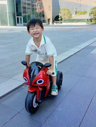 儿童电动摩托三轮车1-5岁孩子宝宝礼物电瓶充电可坐人电动玩具车#儿童电动车 #儿童车 #电动车 #电动三轮车 #童车玩具