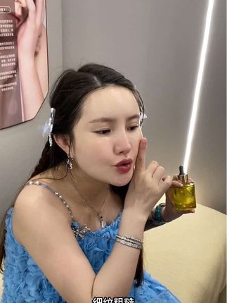 护肤先补油,一滴油相当于十滴水,涂上精油去保护包裹肌肤,哪里粗糙,哪里毛孔,哪里干纹细纹,干干皱皱涂哪里#精华油 #精华油推荐