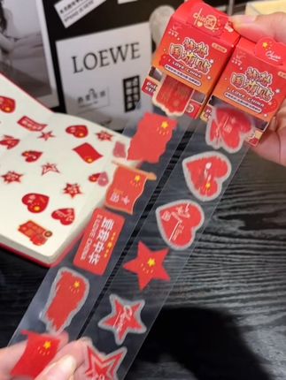 国庆节要到了,这款爱国贴纸提前准备上,无论是拍照、出游还是学生演出都很适用,别提孩子多喜欢了,仪式感拉满#国庆节贴纸#儿童贴纸#爱国贴纸#仪式感不能少 #祖国万岁