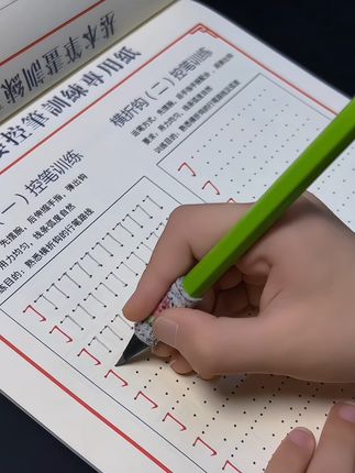 #无限回购的宝藏单品 控笔节奏训练#练字技巧 写字前,先练笔画的节奏感,这其实也是在练怎么控制笔。这么做不光能让笔画写得更规范好看,还能让写字速度变快。#控笔训练 #基础笔画训练 #一分耕耘一分收获