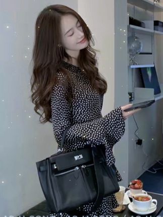 又酷又温柔的连衣裙来了#随性穿搭 #高级感十足 #优雅气质 #早秋新款