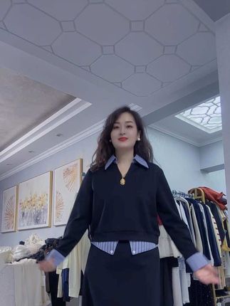 时尚减龄显瘦撞色V领上衣+A字半身裙两件套套装 可以穿到180斤 还分长款 短款两个规格#慵懒风穿搭 #大码女装 #早秋穿搭 #遮肉显瘦