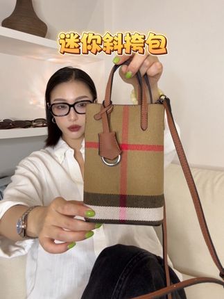 它不光是能作为一个手机包其实容量还是挺足的,就是你要出门装一些小东西的时候,它真的很合适。 快去看看吧!#手机包 #迷你包 #实用好物 #包包推荐 #百搭包包