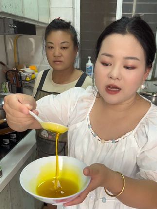 真的是我们自己家吃的菜籽油,0勾兑0添加的,配料表只有菜籽油,全部都是今年的新菜籽榨的油#记录真实生活 @A1强哥