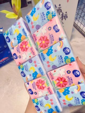 不是九块九,也不是八块九,这个价到手二十包手帕纸,还是维达新品多巴胺系列,我是真的忍不了啊!维达的品质你就放心吧,三层加厚,百分百原生木浆纸,不含荧光剂,怎么揉搓也不掉絮,出门携带方便#种草 #好物推荐🔥 #维达 #便宜好用