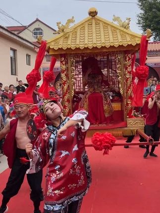 #上热门🔥 喜婆婆说了,轻点儿掂。#花轿 #结婚 #婚庆 #迎亲 @DOU+小助手