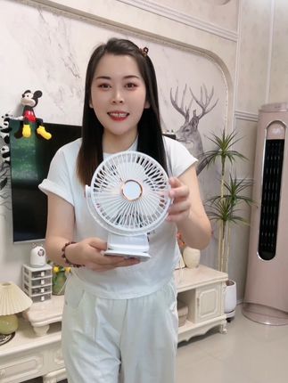 11.9到手一个无线充电款风扇,还有小夜灯功能,风力可调节,广角送风,风力强劲有力,嘎嘎凉快,自带一根USB数据线 #桌面风扇#夹子风扇#壁挂风扇#超便宜超划算