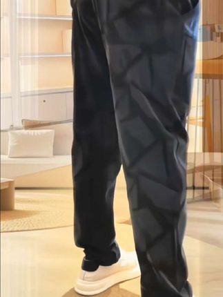 男士时尚大码舒适透气秋季黑色印花休闲裤弹力大码男装立体剪裁#被秋日氛围感穿搭拿捏了#早秋高智感职场穿搭#男生秋日有效穿搭#国庆穿搭这就开始预备了#随机穿搭挑战
