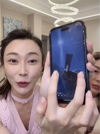 晓姿防晒,用了不搓泥的防晒哦,还有面霜成分,可以帮你化妆省略一个步骤哦!#晓姿 #美妆 #防晒 #琳琳 #子豪