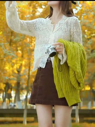 秋季琥珀流光穿搭2025年新款长袖蕾丝上衣针织开衫高腰短裙三件套#温柔风穿搭 #洋气减龄 套装#蕾丝打底衫#高级感穿搭 #韩系穿搭