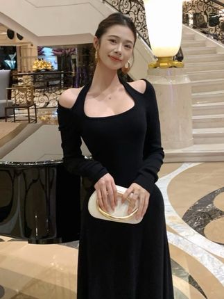 法式黑色纯欲挂脖小众设计连衣裙早秋长袖修身显瘦气质长裙#分享穿搭每一天 @巨量千川 @抖加🔥上热门🔥dou+🔥热点宝 @DOU+好生意