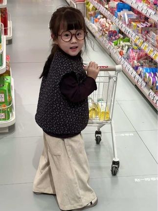 你问我全职带娃是为了什么 为了她干净整洁的衣服 为了她白嫩干净的脸庞 为了她一日三餐能吃上可口的饭菜 为了她到点有人去接她放学 为了她天冷能加衣天热有防晒 为了满足她一切的成长需求 如果你说这些谁都能做 那我也不愿意跟你辩解 懂得自然懂 #骗你生女儿 #高品质童装 #生女儿就要这样穿 #潮童穿搭