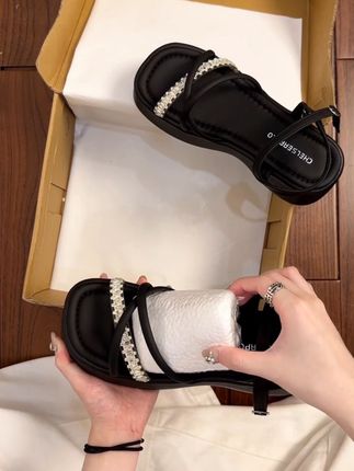 厚底增高凉鞋 真的好适🈴夏天~#好穿又好搭 #好穿不累脚 #脚宽脚胖都可以 #谁穿谁好看 #美出高级感