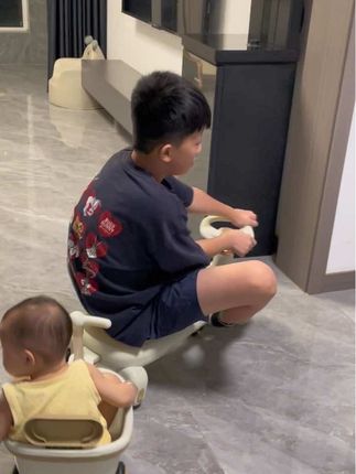 人类幼崽的快乐真的很简单。被姐妹们问爆的扭扭车,我挂这里了,回复不及时在看孩子,不是不回,孩子睡觉的时候我会看手机,谢谢大家的喜欢。提前祝大家节日快乐。