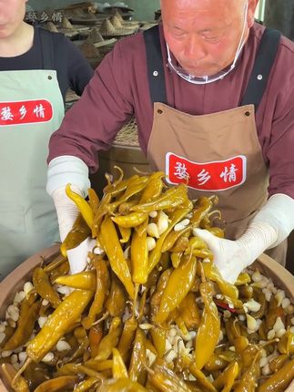 看看我老爸教我腌的酸辣椒,酸香扑鼻打开我就想流口水 #家乡味道 #非遗技艺 #酸辣椒