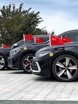 再过几天会看到满大街的红旗飘飘每个车上都有五星红旗 国庆节不挂个小红旗我都不好意思出门#红旗 #国庆 #吸盘红旗 #车载吸盘式红旗#上热门🔥