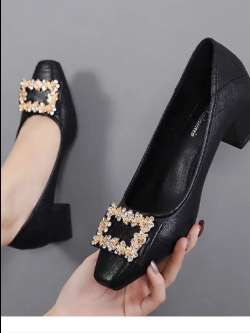 姐妹们,这双软皮粗跟单鞋真的太绝了,简直是我们的必备款!它是工厂直销的,品质超棒,而且穿上特别舒服,无论是逛街还是聚会穿都很合适。它的设计非常简约大方,搭配各种衣服都很好看,简直就是百搭神器!如果你也喜欢这种风格的鞋子,那就赶紧入手吧##高跟鞋 #鞋