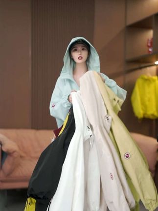#户外穿搭 #亮色系 #冲锋衣女 #外套穿搭 #休闲百搭