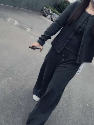 女人最好的状态就是不属于任何人,不拥有任何人,更不依赖任何人,减少期待好好生活,别人喜不喜欢不重要,自己喜欢就好,渐渐的会爱上现在的自己,性格好,脾气傲,受得起风浪,经得起谎言,看淡一切,但依旧善良!#穿搭#大码女装 #穿出自己的风格 #休闲减龄穿搭 #ootd穿搭