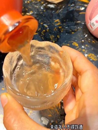 用半条命换来的大彻大悟,但凡回头看一眼,就是该死#故事与酒 #果酒 #微醺时刻 #把酒倒满来个不醉不休