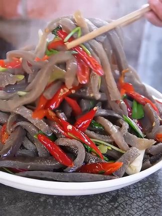 这盘酸辣魔芋豆腐是非常下饭的一道家常菜哦!你确定不尝尝#农村美食 #美味下饭菜 #魔芋#魔芋豆腐