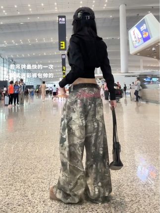 #迷彩裤穿搭 #休闲穿搭 #辣妹穿搭 #百搭裤子 #显高显瘦显腿长 @DOU+上热门 百搭神裤包帅的!