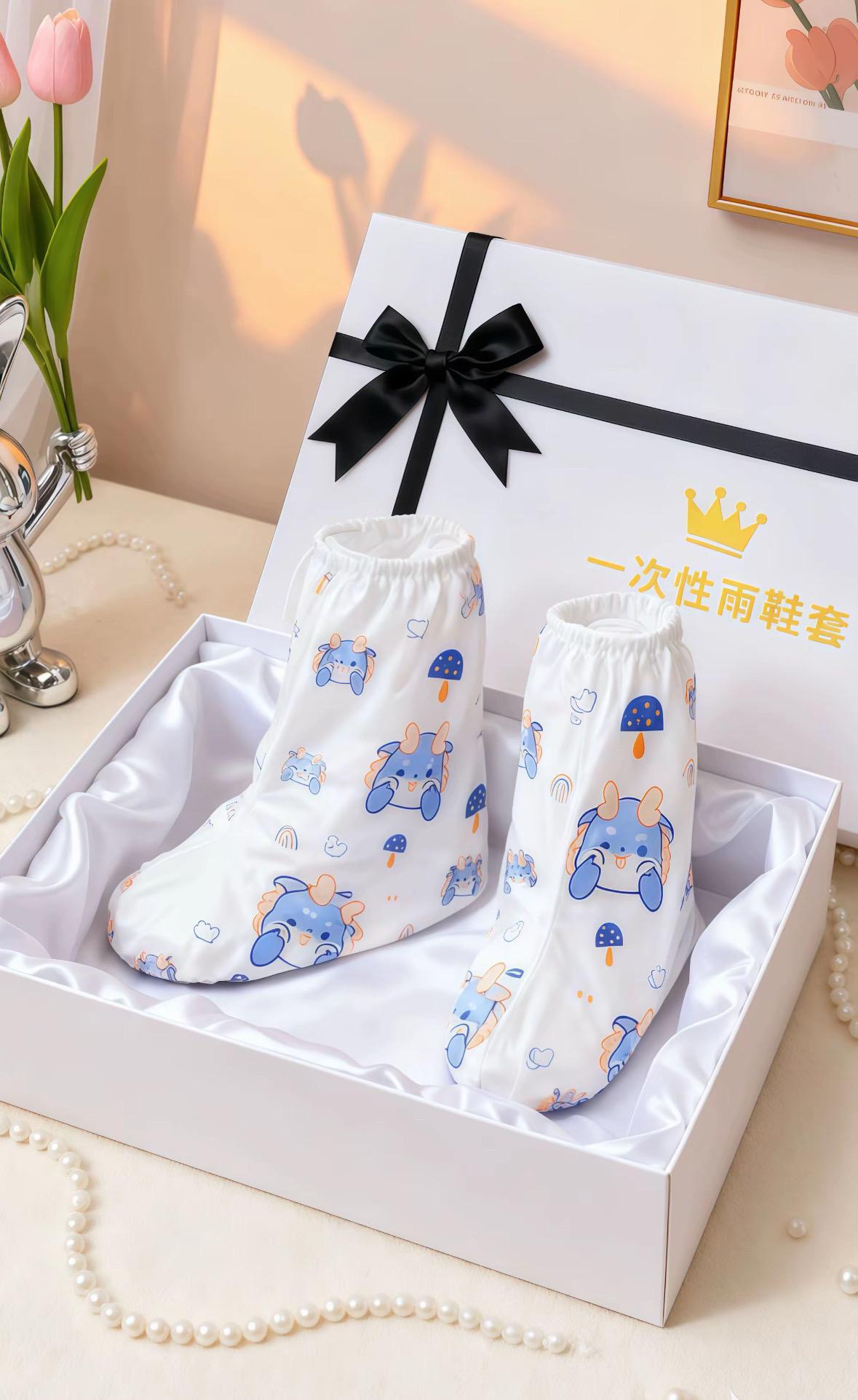 我的镜头里,藏着她努力长大的样子🎁 我很知足 也很感恩 享受着她一天天长大的喜悦 又很贪心 看着她渐渐消失的婴儿感 多想把时间攥紧在手里🤛#儿童雨鞋套 #儿童一次性雨鞋套 #卡通雨鞋套#雨天防滑脚套