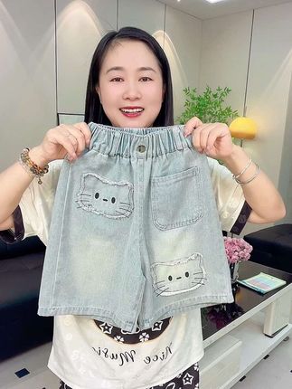 夏天女儿就喜欢这种宽松休闲的牛仔裤,又凉快又舒服,品质也是超好的!超洋气,卡通的图案萌趣可爱,关键价格还不贵!家有女儿的,闭眼冲!!#女童穿搭 #女童牛仔短裤 #甜美穿搭 #超便宜超划算
