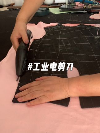 #充电剪刀#带你走进服装厂 #服装裁剪 #充电剪刀