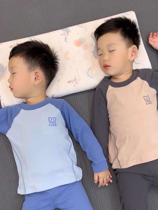 当妈后才知道 真正帮助你的只有两种人 一种是直接给钱解决问题 一种是亲自下场解决问题 其他都是表演 生娃前一直觉得这种想法很狭隘 直到有了孩子才知道这就是现实 他们不是不知道你有多难 只是比起出钱出力 廉价的“关心“不需要成本 当我意识到行为即答案时 我告诉自己没有关系 我可以救自己万万次 如铮铮劲草 绝不动摇#当妈后才知道的事 #宝妈情感共鸣 #儿童家居服#儿童睡衣#保暖套装