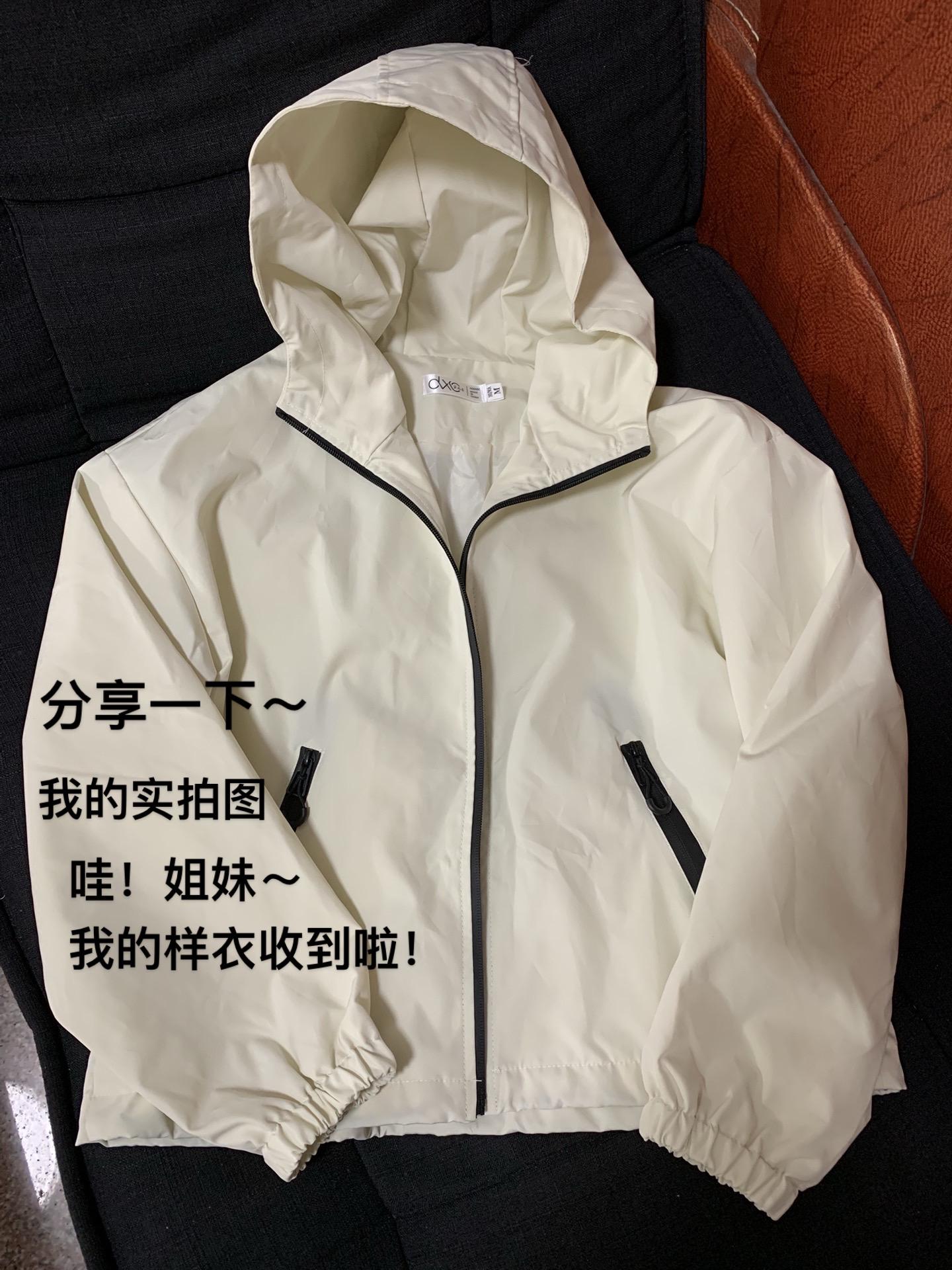 纯色百搭连帽短款冲锋衣外套。#早秋黑白灰穿搭测评 #冬日穿搭测评 #解锁秋季一周色彩灵感穿搭 #早秋姐感气质穿搭 #解锁微胖梨形的本命穿搭 @DOU+上热门 @DOU+小助手 @热点宝🔥