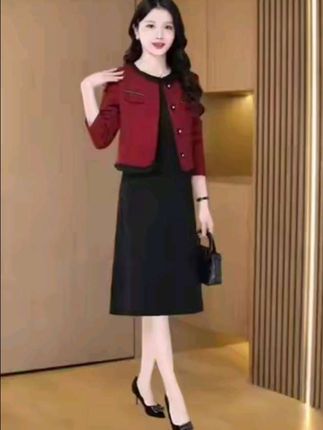 酒红短外套配黑裙,优雅干练,职场女性穿搭新选择! 这套酒红短外套搭配黑色半身裙太有气质了!短外套的撞色设计精致时髦,黑色半身裙版型优雅,两者搭配尽显干练优雅。无论是职场通勤还是正式场合,都能轻松驾驭,让你在人群中自信出众,赶紧入手开启你的优雅职场风吧! #职场穿搭 #酒红外套 #优雅女装 #半身裙搭配 #秋冬职场风
