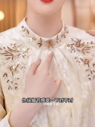 法式刺绣,细腻如诗,轻柔的质感仿佛诉说着浪漫的故事。这款长袖衬衫,优雅中带着几分复古的情调,穿上它,仿佛置身于巴黎的午后阳光下。#法式刺绣 #高端气质 #秋冬必备#轻松解锁秋季穿搭
